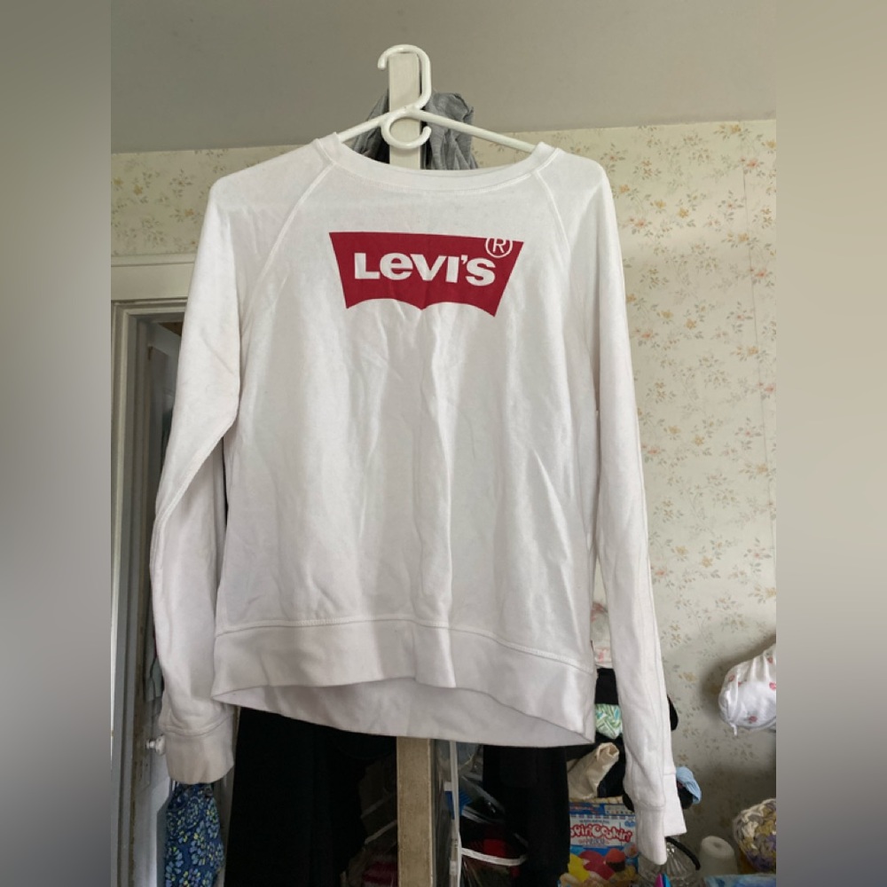 Medium Woman’s Levi’s pullover sweatshirt crew neck as is in excellent condition